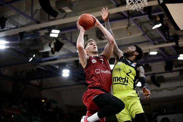 Jonas Richter (7 Niners Chemnitz) setzt sich gegen Sacar Anim (2 medi Bayreuth) durch medi Bayreuth vs Niners Chemnitz. Basketball, BBL, Saison 2021 2022, 30. Spieltag, 13.04.2022 medi Bayreuth vs Niners Chemnitz. Basketball, BBL, Saison 2021 2022, 30. Spieltag, 13.04.2022 Bayreuth Copyright: xEIBNER ErikxHillmerx EP_EHR