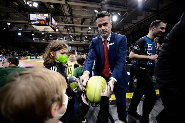 Raoul Korner (Trainer medi Bayreuth) signiert den Ball eines jungen Fans nach der Partie medi Bayreuth vs Niners Chemnitz. Basketball, BBL, Saison 2021 2022, 30. Spieltag, 13.04.2022. Copyright: xErikxHillmer EIBNERx EP_EHR medi Bayreuth vs Niners Chemnitz. Basketball, BBL, Saison 2021 2022, 30. Spieltag, 13.04.2022 Bayreuth Copyright: xEIBNER ErikxHillmerx EP_EHR