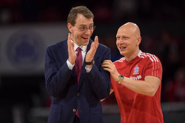 Basketball, BBL, 20220413, FC Bayern München - Mitteldeutscher Basketball Club. Im Bild Co-Trainer des FC Bayern München Djordje ADZIC und Athletik-Trainer des FC Bayern München Luka SVILAR lachen Spaß beim Aufwärmen Freude lustig. München Audi Dome Bayern Deutschland Copyright: Passion2Press MarkusxFischerx