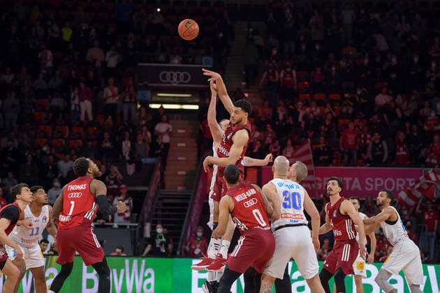 Basketball, BBL, 20220413, FC Bayern München - Mitteldeutscher Basketball Club. Im Bild Gavin SCHILLING (FC Bayern München, 34) und John BRYANT (Mitteldeutscher Basketball Club, 54) Tip-Off. München Audi Dome Bayern Deutschland Copyright: Passion2Press MarkusxFischerx