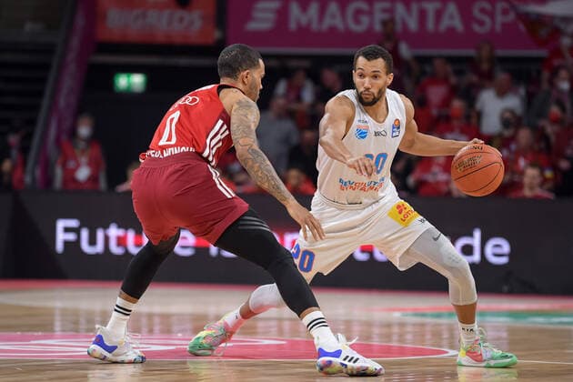 Basketball, BBL, 20220413, FC Bayern München - Mitteldeutscher Basketball Club. Im Bild Nick WEILER-BABB (FC Bayern München, 0) udn Jamel MORRIS (Mitteldeutscher Basketball Club, 20) Dribbling Ball. München Audi Dome Bayern Deutschland Copyright: Passion2Press MarkusxFischerx