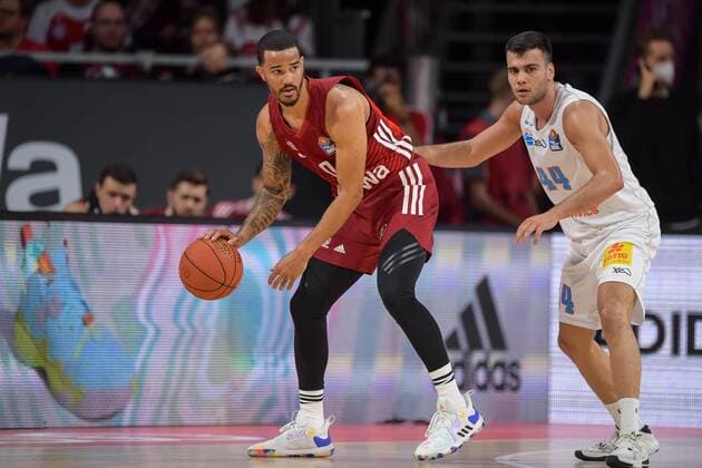 Basketball, BBL, 20220413, FC Bayern München - Mitteldeutscher Basketball Club. Im Bild Nick WEILER-BABB (FC Bayern München, 0) Dribbling Ball und Nikola REBIC (Mitteldeutscher Basketball Club, 44). München Audi Dome Bayern Deutschland Copyright: Passion2Press MarkusxFischerx