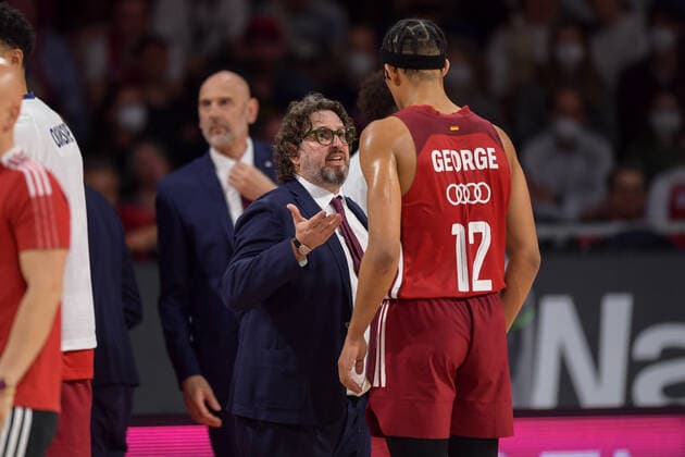 Basketball, BBL, 20220413, FC Bayern München - Mitteldeutscher Basketball Club. Im Bild Head Coach des FC Bayern München Andrea TRINCHIERI und Jason GEORGE (FC Bayern München, 12). München Audi Dome Bayern Deutschland Copyright: Passion2Press MarkusxFischerx