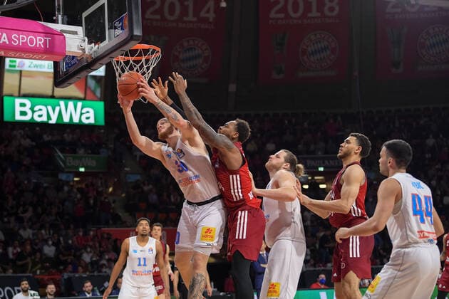 Basketball, BBL, 20220413, FC Bayern München - Mitteldeutscher Basketball Club. Im Bild Reggie UPSHAW (Mitteldeutscher Basketball Club, 30) und Deshaun THOMAS (FC Bayern München, 1) Rebound. München Audi Dome Bayern Deutschland Copyright: Passion2Press MarkusxFischerx