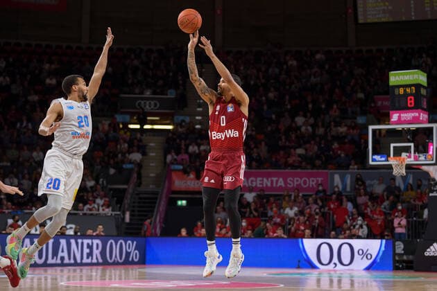 Sport Bilder des Tages Basketball, BBL, 20220413, FC Bayern München - Mitteldeutscher Basketball Club. Im Bild Jamel MORRIS (Mitteldeutscher Basketball Club, 20) und Nick WEILER-BABB (FC Bayern München, 0) Wurf Dreier. München Audi Dome Bayern Deutschland Copyright: Passion2Press MarkusxFischerx