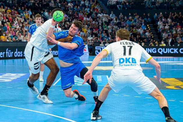 Kiel, Deutschland 13. April 2022: WM Playoff - Hinspiel - Deutschland vs. Faeroeer Inseln v.li. Djibril M Benque M Benque (Deutschland Porto), Elias Ellefsen a Skipagotu (Faeroeer Inseln) Kiel Wunderino Arena Schleswig-Holstein Deutschland