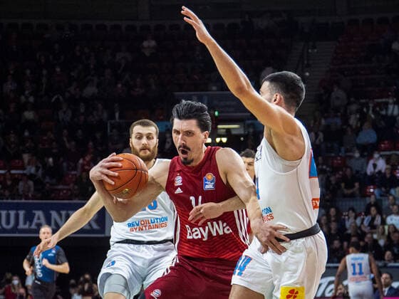 Bayerns 14 Nihad DJEDOVIC vs Weisenfels 44 REBIC. Basketball, FC Bayern - MBC Weissenfels, am 13.04.2022, Basketball Bundesliga, FC Bayern München Basketball - SYNTAINICS Mitteldeutscher Basketball Club, Saison 2021-2022, in Muenchen, A U D I D O M E, Deutschland. Quelle Copyright Credit : Oryk HAIST