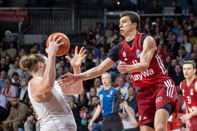 Bayerns 11 Vladimir LUCIC vs Weisenfels 54 BRYANT. Basketball, FC Bayern - MBC Weissenfels, am 13.04.2022, Basketball Bundesliga, FC Bayern München Basketball - SYNTAINICS Mitteldeutscher Basketball Club, Saison 2021-2022, in Muenchen, A U D I D O M E, Deutschland. Quelle Copyright Credit : Oryk HAIST