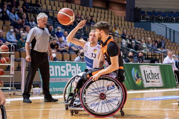 RBBL; RSV Lahn-Dill - Hannover United, 13.04.22 Thomas Boehme ( 13 RSV Lahn-Dill), Amit Vigoda ( 8 Hannover United) RBBL; RSV Lahn-Dill - Hannover United: Wetzlar, 13.04.22 Copyright: xBEAUTIFULxSPORTS Roeczeyx