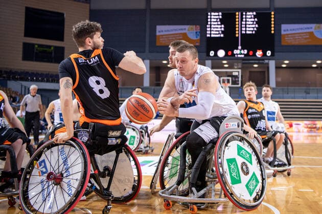 RBBL; RSV Lahn-Dill - Hannover United, 13.04.22 Dominik Mosler ( 4 RSV Lahn-Dill), Amit Vigoda ( 8 Hannover United) RBBL; RSV Lahn-Dill - Hannover United: Wetzlar, 13.04.22 Copyright: xBEAUTIFULxSPORTS Roeczeyx