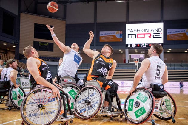 RBBL; RSV Lahn-Dill - Hannover United, 13.04.22 Dominik Mosler ( 4 RSV Lahn-Dill), Alexander Budde ( 12 Hannover United), Jan Haller ( 10 Hannover United), Simon Brown ( 5 RSV Lahn-Dill) RBBL; RSV Lahn-Dill - Hannover United: Wetzlar, 13.04.22 Copyright: xBEAUTIFULxSPORTS Roeczeyx