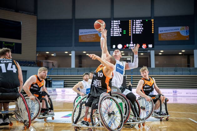 RBBL; RSV Lahn-Dill - Hannover United, 13.04.22 Dominik Mosler ( 4 RSV Lahn-Dill), Jan Haller ( 10 Hannover United), Tobias Hell ( 6 Hannover United), Oliver Jantz ( 4 Hannover United), Jan Gans ( 14 Hannover United) RBBL; RSV Lahn-Dill - Hannover United: Wetzlar, 13.04.22 Copyright: xBEAUTIFULxSPORTS Roeczeyx