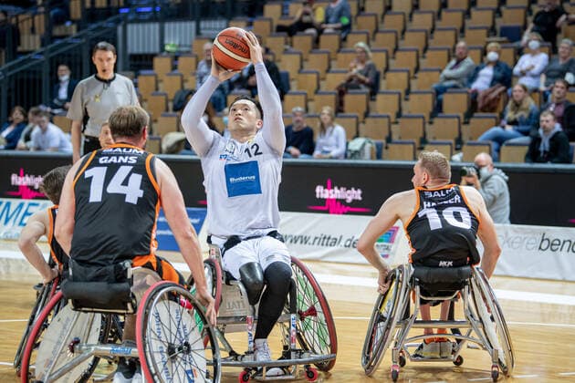 RBBL; RSV Lahn-Dill - Hannover United, 13.04.22 Reo Fujimoto ( 12 RSV Lahn-Dill), Jan Haller ( 10 Hannover United), Jan Gans ( 14 Hannover United) RBBL; RSV Lahn-Dill - Hannover United: Wetzlar, 13.04.22 Copyright: xBEAUTIFULxSPORTS Roeczeyx