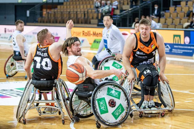 RBBL; RSV Lahn-Dill - Hannover United, 13.04.22 Jannik Blair ( 6 RSV Lahn-Dill), Jan Haller ( 10 Hannover United), Alexander Budde ( 12 Hannover United) RBBL; RSV Lahn-Dill - Hannover United: Wetzlar, 13.04.22 Copyright: xBEAUTIFULxSPORTS Roeczeyx
