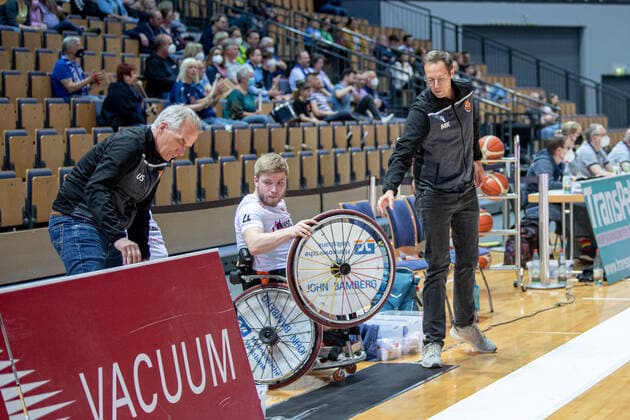 RBBL; RSV Lahn-Dill - Hannover United, 13.04.22 Oliver Jantz ( 4 Hannover United), Martin Kluck (Trainer Hannover United) RBBL; RSV Lahn-Dill - Hannover United: Wetzlar, 13.04.22 Copyright: xBEAUTIFULxSPORTS Roeczeyx