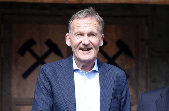 Sport Themen der Woche KW15 Aue, 13.04.2022, Erzgebirgsstadion, Fussball, 2.Bundesliga , FC Erzgebirge Aue. , Besuch von DFL Aufsichtsrat und DFB Vizepräsident Hans Jocahim Watzke beim Zweitligisten. , Im Bild; Watzke im Stadion des Zweitligisten. , *** Aue, 13 04 2022, Erzgebirgsstadion, Football, 2 Bundesliga , FC Erzgebirge Aue , Visit of DFL Supervisory Board and DFB Vice President Hans Jocahim Watzke at the second division club , In the picture Watzke in the stadium of the second division club ,