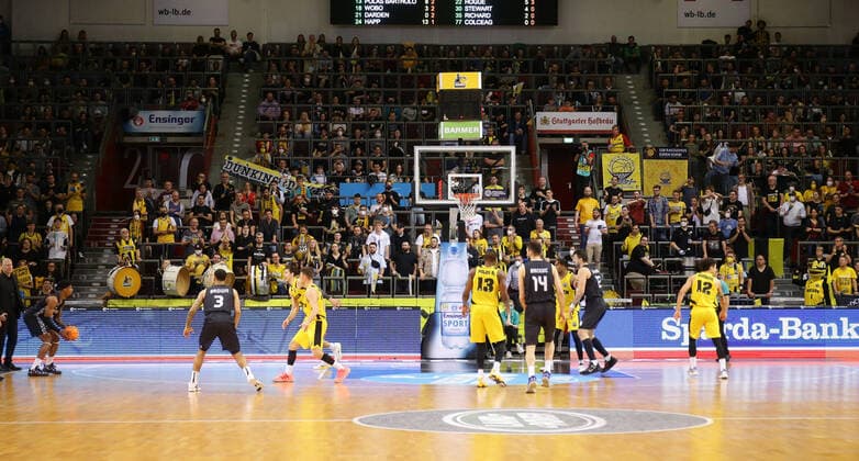 Ludwigsburg , Basketball Champions League Viertelfinale Spiel 2 , MHP Riesen Ludwigsburg vs. U-BT Cluj - Napoca , Spielszene vor voller tribüne , Fans Zuschauer , die gelbe Wand