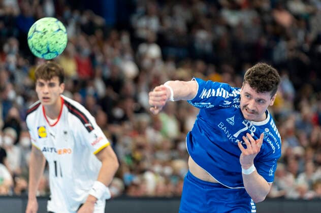 7 Meter Wurf von Elias Ellefsen a Skipagotu (Faeroeer Inseln 71) Deutschland vs. Faeroeer Inseln, Handball, WM Qualifikation 2022, Runde 2, 13.04.2022 Marcel von Fehrn Deutschland vs. Faeroeer Inseln, Handball, WM Qualifikation 2022, Runde 2, 13.04.2022 Kiel Copyright: xEibnerxPressefoto MarcelxvonxFehrnx EP_MFN