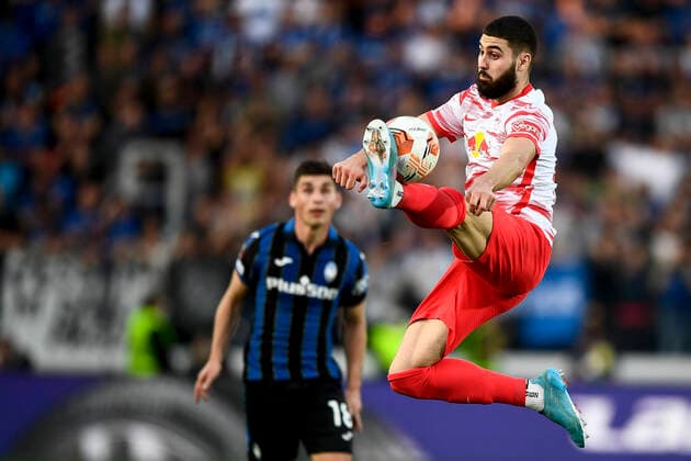 Sport Themen der Woche KW15 Sport Bilder des Tages Fußball, EL, Atalanta Bergamo - RB Leipzig Atalanta BC v RB Leipzig - UEFA Europa League Josko Gvardiol of RB Leipzig controls the ball during the UEFA Europa League quarter final second leg football match between Atalanta BC and RB Leipzig. Bergamo Italy Copyright: xNicolòxCampox