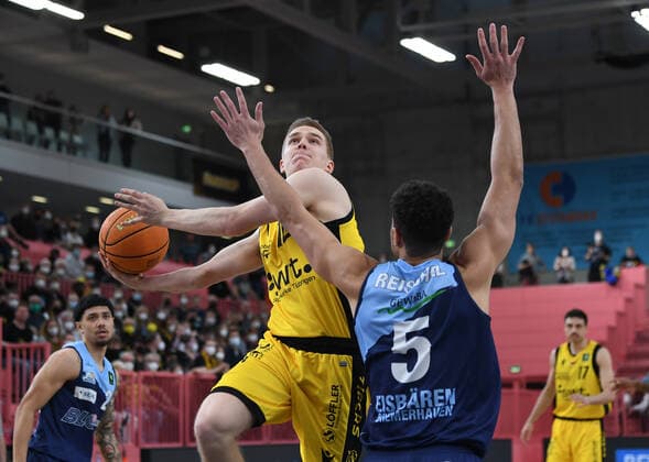 Basketball 2. Bundesliga 2021 2022 Playoff Viertelfinale 1. Spiel in der Paul Horn Arena: Tigers Tuebingen - Eisbaeren Bremerhaven 14.04.2022 Aatu Kivimaeki (li, Tigers) gegen Jarelle Reischel (re, Eisbaeren Bremerhaven)