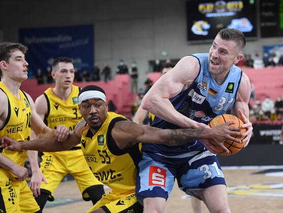 Basketball 2. Bundesliga 2021 2022 Playoff Viertelfinale 1. Spiel in der Paul Horn Arena: Tigers Tuebingen - Eisbaeren Bremerhaven 14.04.2022 Robert Oehle (re, Eisbaeren Bremerhaven) gegen Isaiah Crawley (Mitte, Tigers) beobachtet von Gianni Otto (li, Tigers) und Ryan Richard Mikesell (hinten li, Tigers)