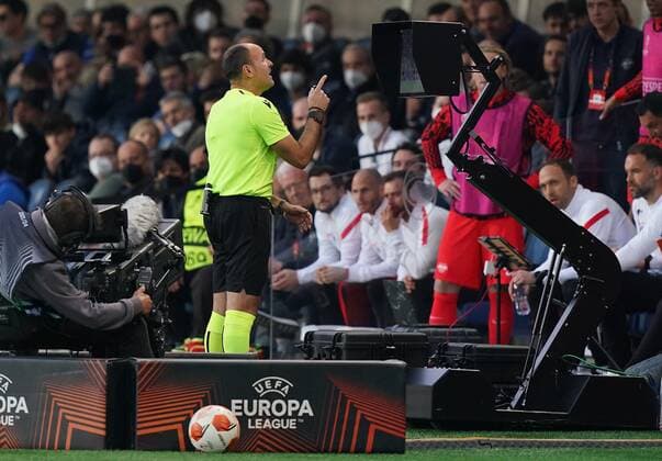 Photo Spada LaPresse April 14 , 2022 - Bergamo ,Italy Soccer Atalanta vs Lipsia - Europa League 2021 2022 Quarter Finals- Gewiss Stadium In the photo: var review , ahoz referee  Copyright: xSpada LaPressex