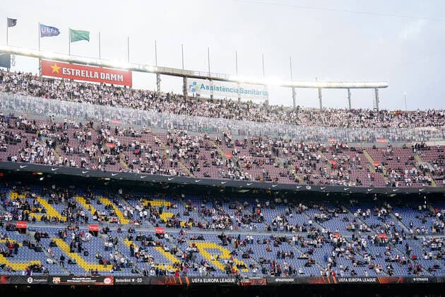 14.04.2022, xslx, Fussball UEFA Europa League, FC Barcelona, Barca - Eintracht Frankfurt emspor, v.l. Fans Eintracht Frankfurt im Stadion Camp Nou (DFL DFB REGULATIONS PROHIBIT ANY USE OF PHOTOGRAPHS as IMAGE SEQUENCES and or QUASI-VIDEO) Barcelona