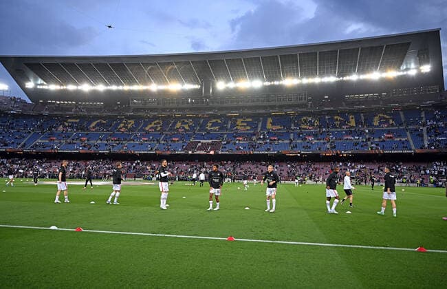 Fußball, EL, FC Barcelona - Eintracht Frankfurt 14.04.2022, xjhx, Fussball UEFA Europa League, FC Barcelona, Barca - Eintracht Frankfurt emspor, v.l. Warmup Eintracht (DFL DFB REGULATIONS PROHIBIT ANY USE OF PHOTOGRAPHS as IMAGE SEQUENCES and or QUASI-VIDEO) Barcelona