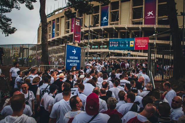 Sport Bilder des Tages April 14, 2022, Barcelona, Catalonia, Spain: Fans of Eintracht Frankfurt shout slogans as they queue up to enter BarcelonaÃ¢â‚¬â ¢s Camp Nou Stadium for their Europa League Quartel Final 2nd leg against the FC Barcelona, Barca Barcelona Spain - ZUMAo105 20220414_zap_o105_018 Copyright: xMatthiasxOesterlex