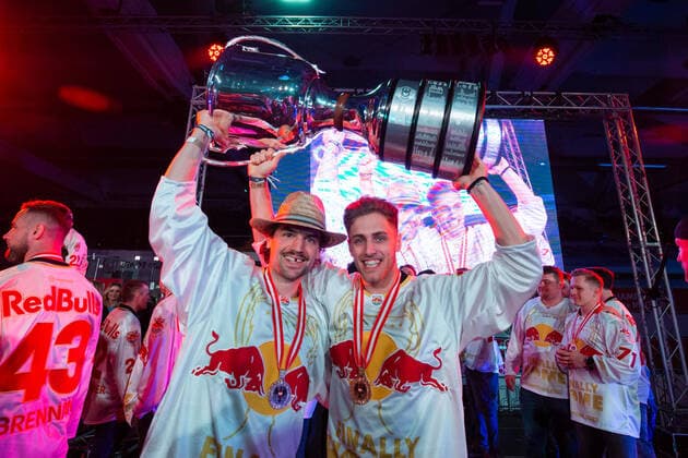 Sport Themen der Woche KW15 Ice hockey, Eishockey - ICEHL, EC RBS, championship party SALZBURG,AUSTRIA,14.APR.22 - ICE HOCKEY - ICE Hockey League, EC Red Bull Salzburg, championship celebration. Image shows Alexander Pallestrang and Kilian Zuendel (EC RBS). keywords: trophy.  GEPAxpictures xGintarexKarpavici