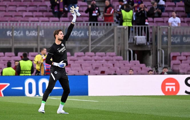14.04.2022, xjhx, Fussball UEFA Europa League, FC Barcelona, Barca - Eintracht Frankfurt emspor, v.l. Warmup Kevin Trapp (Eintracht Frankfurt) (DFL DFB REGULATIONS PROHIBIT ANY USE OF PHOTOGRAPHS as IMAGE SEQUENCES and or QUASI-VIDEO) Barcelona