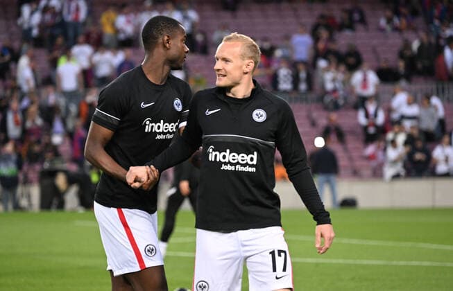 Fußball, EL, FC Barcelona - Eintracht Frankfurt 14.04.2022, xjhx, Fussball UEFA Europa League, FC Barcelona, Barca - Eintracht Frankfurt emspor, v.l. Evan Ndicka N Dicka N«Dicka (Eintracht Frankfurt) Sebastian Rode (Eintracht Frankfurt) Warmup (DFL DFB REGULATIONS PROHIBIT ANY USE OF PHOTOGRAPHS as IMAGE SEQUENCES and or QUASI-VIDEO) Barcelona