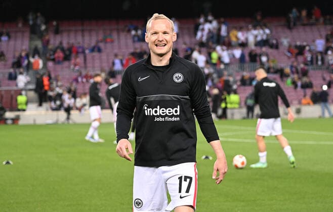 14.04.2022, xjhx, Fussball UEFA Europa League, FC Barcelona, Barca - Eintracht Frankfurt emspor, v.l. Sebastian Rode (Eintracht Frankfurt) Warmup (DFL DFB REGULATIONS PROHIBIT ANY USE OF PHOTOGRAPHS as IMAGE SEQUENCES and or QUASI-VIDEO) Barcelona