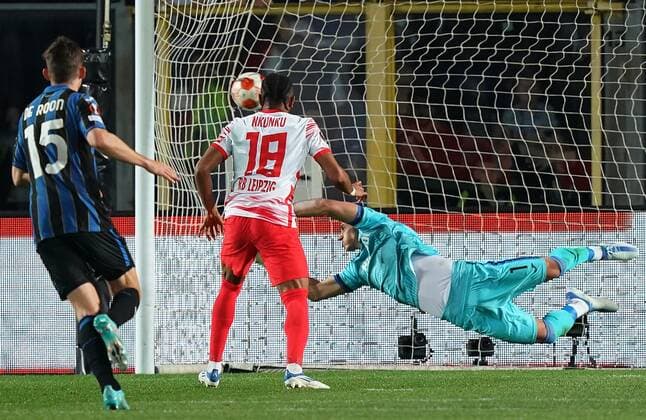 Photo Spada LaPresse April 14 , 2022 - Bergamo ,Italy Soccer Atalanta vs Lipsia - Europa League 2021 2022 Quarter Finals- Gewiss Stadium In the photo: goal 1-2 Nkunku  Copyright: xSpada LaPressex