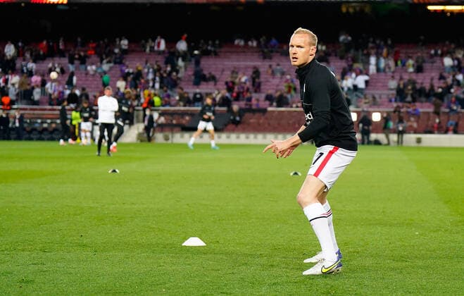 Fußball, EL, FC Barcelona - Eintracht Frankfurt 14.04.2022, xslx, Fussball UEFA Europa League, FC Barcelona, Barca - Eintracht Frankfurt emspor, v.l. Warmup Sebastian Rode (Eintracht Frankfurt) (DFL DFB REGULATIONS PROHIBIT ANY USE OF PHOTOGRAPHS as IMAGE SEQUENCES and or QUASI-VIDEO) Barcelona