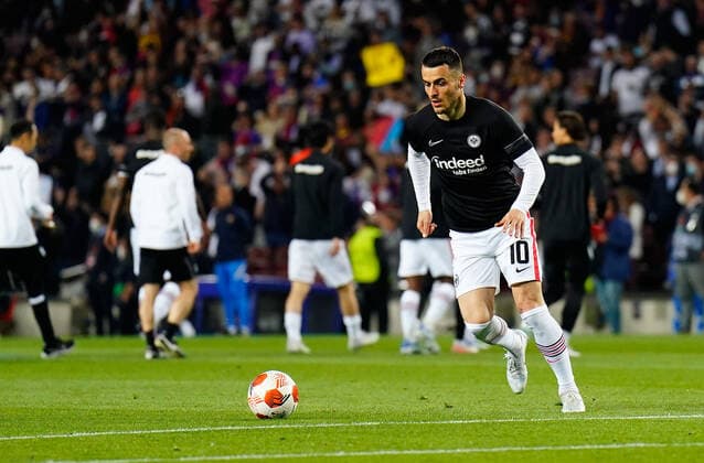 Fußball, EL, FC Barcelona - Eintracht Frankfurt 14.04.2022, xslx, Fussball UEFA Europa League, FC Barcelona, Barca - Eintracht Frankfurt emspor, v.l. Warmup Filip Kostic (Eintracht Frankfurt) (DFL DFB REGULATIONS PROHIBIT ANY USE OF PHOTOGRAPHS as IMAGE SEQUENCES and or QUASI-VIDEO) Barcelona
