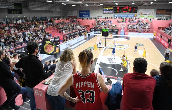 Basketball 2. Bundesliga 2021 2022 Playoff Viertelfinale 1. Spiel in der Paul Horn Arena: Tigers Tuebingen - Eisbaeren Bremerhaven 14.04.2022 Tigers Fans in der Paul Horn Arena; Tigers; ein Hauch von NBA, Basketball Herren, USA eine Zuschauerin mit einem Shirt von Scottie Pippen (Chicago Bulls)