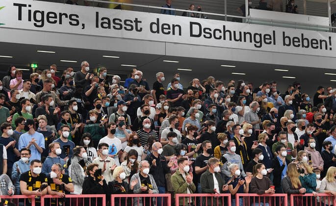 Basketball 2. Bundesliga 2021 2022 Playoff Viertelfinale 1. Spiel in der Paul Horn Arena: Tigers Tuebingen - Eisbaeren Bremerhaven 14.04.2022 Tigers Fans in der Paul Horn Arena; Tigers, lasst den Dungel beben!