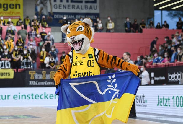 Basketball 2. Bundesliga 2021 2022 Playoff Viertelfinale 1. Spiel in der Paul Horn Arena: Tigers Tuebingen - Eisbaeren Bremerhaven 14.04.2022 Tigers Walter mit einer ukrainischen Fahne mit Friedens Taube vor dem Spiel