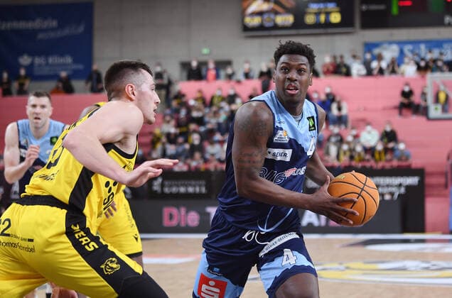 Basketball 2. Bundesliga 2021 2022 Playoff Viertelfinale 1. Spiel in der Paul Horn Arena: Tigers Tuebingen - Eisbaeren Bremerhaven 14.04.2022 Armani Moore (re, Eisbaeren Bremerhaven) gegen Ryan Richard Mikesell (li, Tigers)