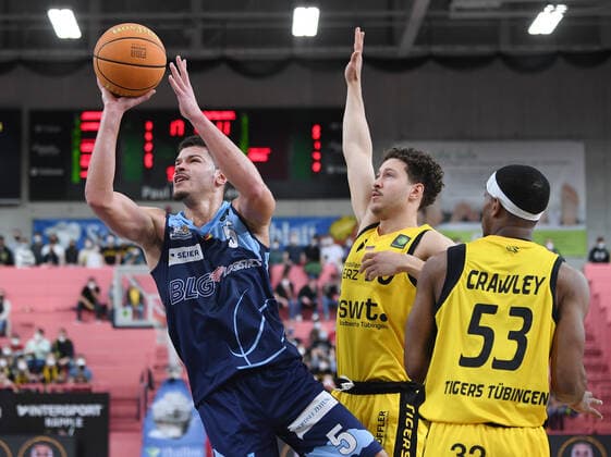 Basketball 2. Bundesliga 2021 2022 Playoff Viertelfinale 1. Spiel in der Paul Horn Arena: Tigers Tuebingen - Eisbaeren Bremerhaven 14.04.2022 Jarelle Reischel (li, Eisbaeren Bremerhaven) gegen Joanic Gruettner Bacoul (Mitte, Tigers) und Isaiah Crawley (re, Tigers)