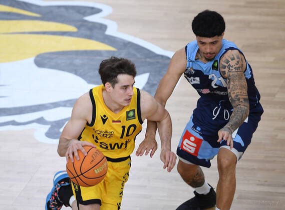 Basketball 2. Bundesliga 2021 2022 Playoff Viertelfinale 1. Spiel in der Paul Horn Arena: Tigers Tuebingen - Eisbaeren Bremerhaven 14.04.2022 Ethan Alvano (re, Eisbaeren Bremerhaven) gegen Gianni Otto (li, Tigers)