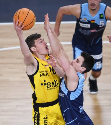 Basketball 2. Bundesliga 2021 2022 Playoff Viertelfinale 1. Spiel in der Paul Horn Arena: Tigers Tuebingen - Eisbaeren Bremerhaven 14.04.2022 Till Joenke (li, Tigers) gegen Shane Richards (re, Eisbaeren Bremerhaven)