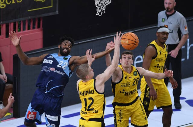 Basketball 2. Bundesliga 2021 2022 Playoff Viertelfinale 1. Spiel in der Paul Horn Arena: Tigers Tuebingen - Eisbaeren Bremerhaven 14.04.2022 Armani Moore (li, Eisbaeren Bremerhaven) gegen Aatu Kivimaeki (Mitte, Tigers) und Till Joenke (re, Tigers)