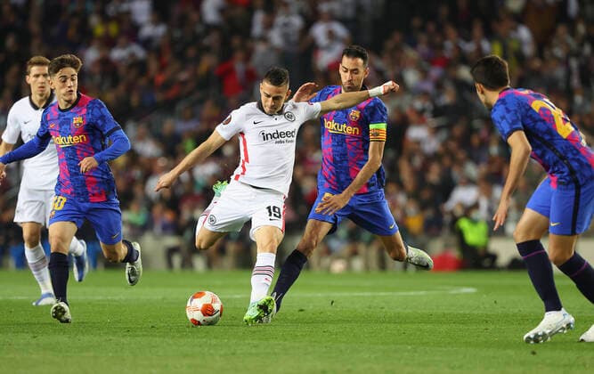 Fußball, EL, FC Barcelona - Eintracht Frankfurt 14.04.2022, Fussball UEFA Europa League, FC Barcelona, Barca - Eintracht Frankfurt, emonline, emspor, v.l., Rafael Borre (Eintracht Frankfurt), Sergio Busquets (FC Barcelona) DFL DFB REGULATIONS PROHIBIT ANY USE OF PHOTOGRAPHS AS IMAGE SEQUENCES AND OR QUASI-VIDEO. xdcx Copyright: HMBxMedia