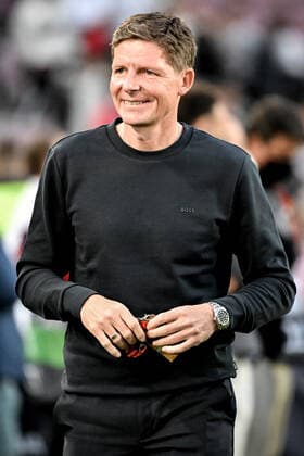 Barcelona, Camp Nou, 11.04.22, ESP, Herren, UEFA Europa League, Saison 2021-2022, FC Barcelona, Barca - Eintracht Frankfurt Bild: Trainer Oliver Glasner (Frankfurt) Nur fuer journalistische Zwecke! Only for editorial use! Gemaess den Vorgaben der UEFA ist es untersagt, in dem Stadion und oder vom Spiel angefertigte Fotoaufnahmen in Form von Sequenzbildern und oder videoaehnlichen Fotostrecken zu verwerten bzw. verwerten zu lassen. UEFA regulations prohibit any use of photographs as image sequences and or quasi-video. Katalonien Spanien