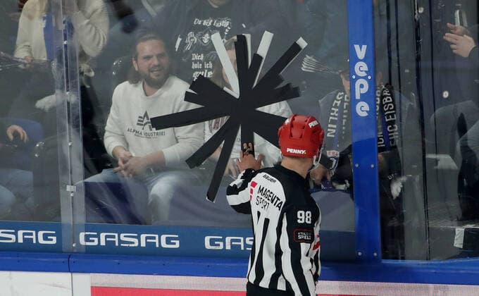 Sport Themen der Woche KW15 mit Tape geflickte Plexiglasscheibe Eishockey Playoff Viertelfinale 3.Spiel Penny DEL Deutsche Eishockey Liga Saison 2021 2022 14.04.2022 EHC Eisbären Berlin EBB vs. Kölner Haie *** with tape patched plexiglass sport ice hockey playoff quarterfinal 3 game penny DEL Deutsche Eishockey Liga season 2021 2022 14 04 2022 EHC Eisbären Berlin EBB vs Kölner Haie