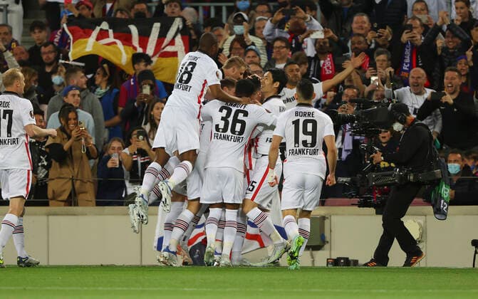 Fußball, EL, FC Barcelona - Eintracht Frankfurt 14.04.2022, Fussball UEFA Europa League, FC Barcelona, Barca - Eintracht Frankfurt, emonline, emspor, v.l., Torjubel zum 0:1 durch Filip Kostic (Eintracht Frankfurt), Goal celebration, celebrate the goal DFL DFB REGULATIONS PROHIBIT ANY USE OF PHOTOGRAPHS AS IMAGE SEQUENCES AND OR QUASI-VIDEO. xdcx Copyright: HMBxMedia