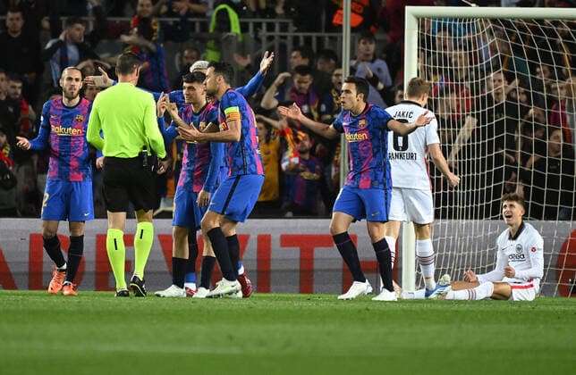 14.04.2022, xjhx, Fussball UEFA Europa League, FC Barcelona, Barca - Eintracht Frankfurt emspor, v.l. Schiedsrichter Soares Dias, Artur (Portugal) entscheidet auf Elfmeter nach dem Foul von Eric Garcia (FC Barcelona) an Jesper Lindström Lindstroem (Eintracht Frankfurt) (DFL DFB REGULATIONS PROHIBIT ANY USE OF PHOTOGRAPHS as IMAGE SEQUENCES and or QUASI-VIDEO) Barcelona