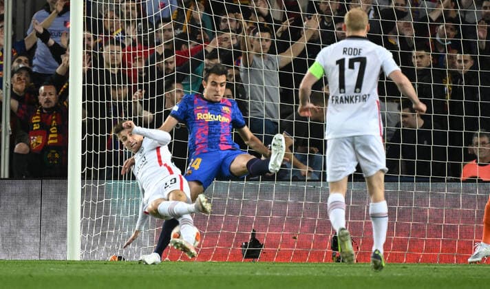 14.04.2022, xjhx, Fussball UEFA Europa League, FC Barcelona, Barca - Eintracht Frankfurt emspor, v.l. Schiedsrichter Soares Dias, Artur (Portugal) entscheidet auf Elfmeter nach dem Foul von Eric Garcia (FC Barcelona) an Jesper Lindström Lindstroem (Eintracht Frankfurt) (DFL DFB REGULATIONS PROHIBIT ANY USE OF PHOTOGRAPHS as IMAGE SEQUENCES and or QUASI-VIDEO) Barcelona